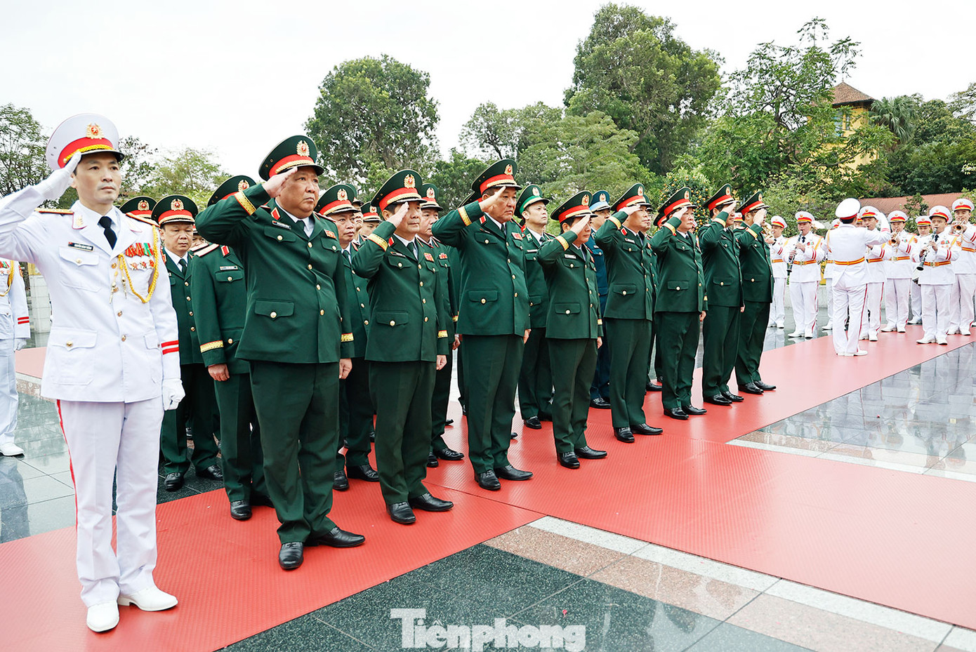 Đoàn đại biểu Quân ủy Trung ương - Bộ Quốc phòng tưởng niệm các Anh hùng Liệt sỹ tại Đài tưởng niệm các Anh hùng Liệt sỹ, đường Bắc Sơn, Hà Nội. Đoàn đại biểu Quân ủy Trung ương - Bộ Quốc phòng tưởng niệm các Anh hùng Liệt sỹ tại Đài tưởng niệm các Anh hùng Liệt sỹ, đường Bắc Sơn, Hà Nội.