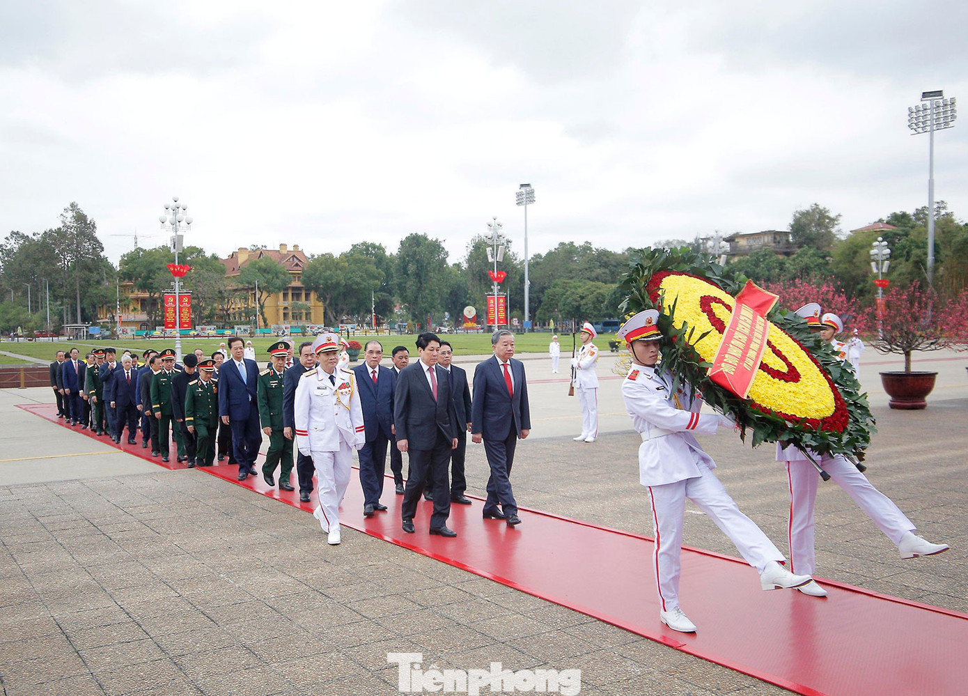 Đoàn đại biểu Ban Chấp hành Trung ương Đảng, Chủ tịch nước, Quốc hội, Chính phủ, Ủy ban Trung ương Mặt trận Tổ quốc Việt Nam đặt vòng hoa và vào Lăng viếng Chủ tịch Hồ Chí Minh. Đoàn đại biểu Ban Chấp hành Trung ương Đảng, Chủ tịch nước, Quốc hội, Chính phủ, Ủy ban Trung ương Mặt trận Tổ quốc Việt Nam đặt vòng hoa và vào Lăng viếng Chủ tịch Hồ Chí Minh.