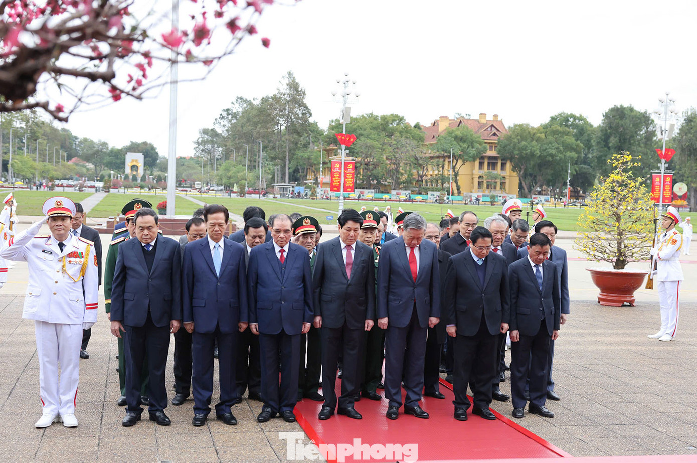 Các đồng chí lãnh đạo, nguyên lãnh đạo Đảng, Nhà nước thành kính tưởng nhớ Chủ tịch Hồ Chí Minh. Các đồng chí lãnh đạo, nguyên lãnh đạo Đảng, Nhà nước thành kính tưởng nhớ Chủ tịch Hồ Chí Minh.