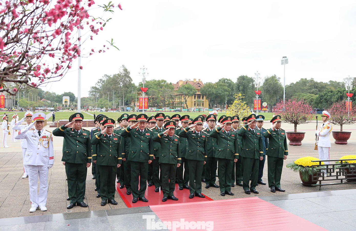 Đoàn đại biểu Quân ủy Trung ương - Bộ Quốc phòng thành kính tưởng nhớ Chủ tịch Hồ Chí Minh. Đoàn đại biểu Quân ủy Trung ương - Bộ Quốc phòng thành kính tưởng nhớ Chủ tịch Hồ Chí Minh.