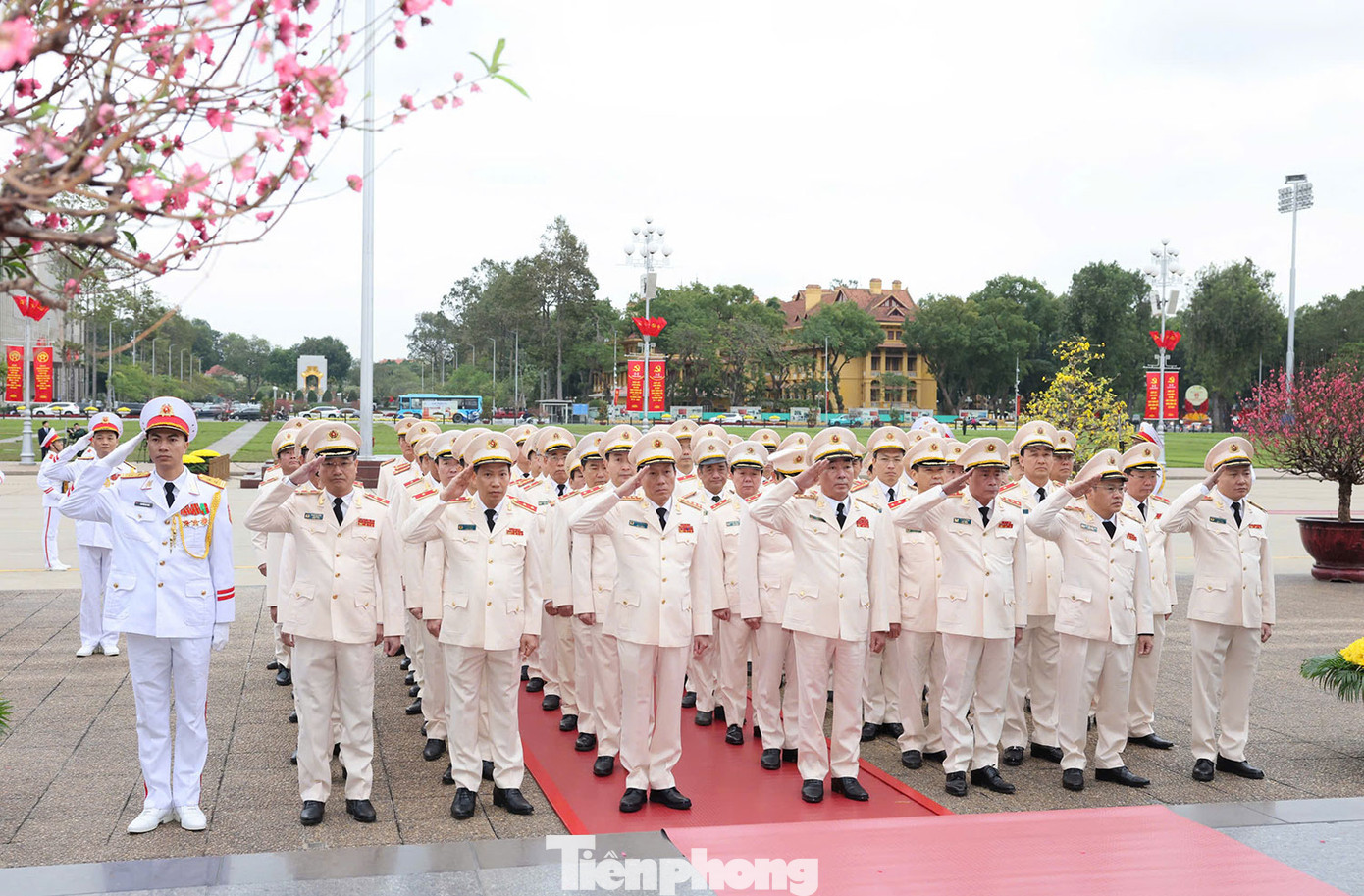 Đoàn đại biểu Đảng ủy Công an Trung ương - Bộ Công an thành kính tưởng nhớ Chủ tịch Hồ Chí Minh. Đoàn đại biểu Đảng ủy Công an Trung ương - Bộ Công an thành kính tưởng nhớ Chủ tịch Hồ Chí Minh.