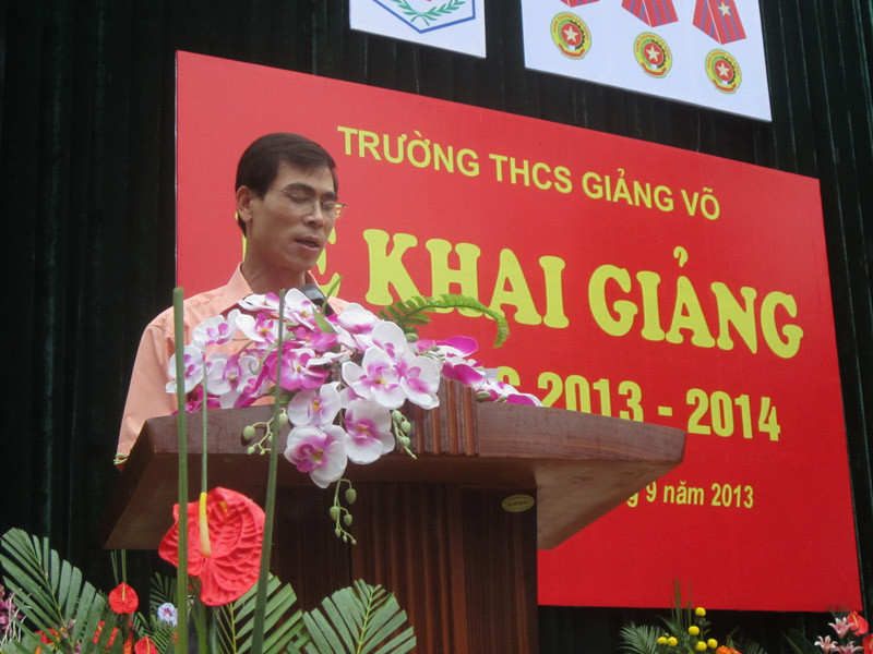 Thầy hiệu trưởng cùng các vị khách mời đọc diễn văn khai giảng năm học mới