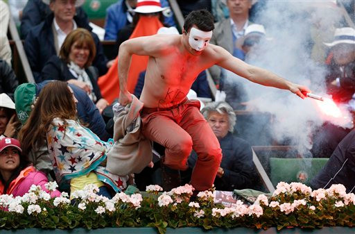 Kẻ quấy rối lao vào sân với trái pháo sáng trên tay khiến lực lượng an ninh phải ra tay và trận đấu bị gián đoạn ít phút. Kẻ quấy rối lao vào sân với trái pháo sáng trên tay khiến lực lượng an ninh phải ra tay và trận đấu bị gián đoạn ít phút