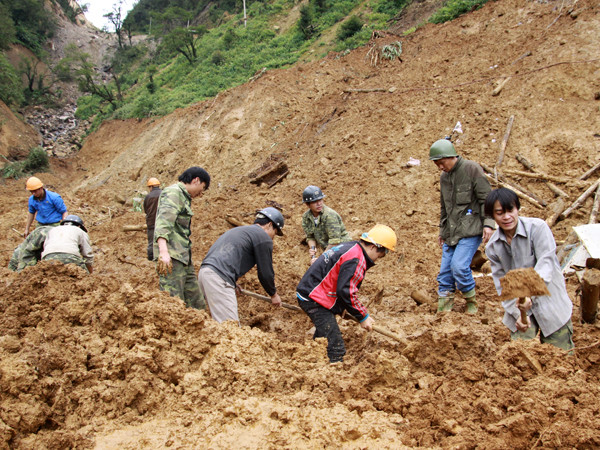 Các loại máy xúc, máy cẩu không thể vào hiện trường. Do vậy, lực lượng cứu hộ, cứu nạn phải dùng sức lực cùng cuốc xẻng đào bới thủ công để tìm các nạn nhân