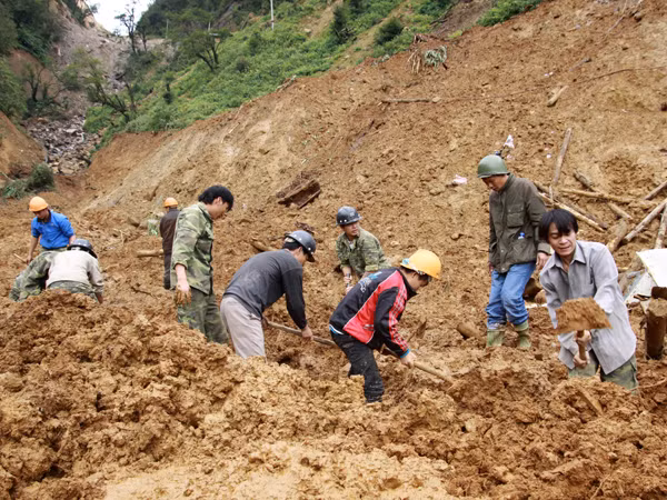 Các loại máy xúc, máy cẩu không thể vào hiện trường. Do vậy, lực lượng cứu hộ, cứu nạn phải dùng sức lực cùng cuốc xẻng đào bới thủ công để tìm các nạn nhân