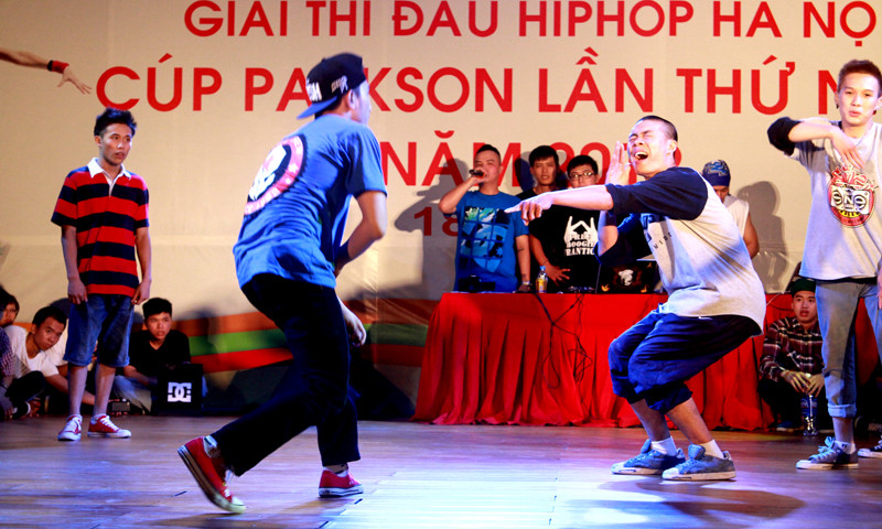 Không khí cuồng nhiết diễn ra trên sân đấu