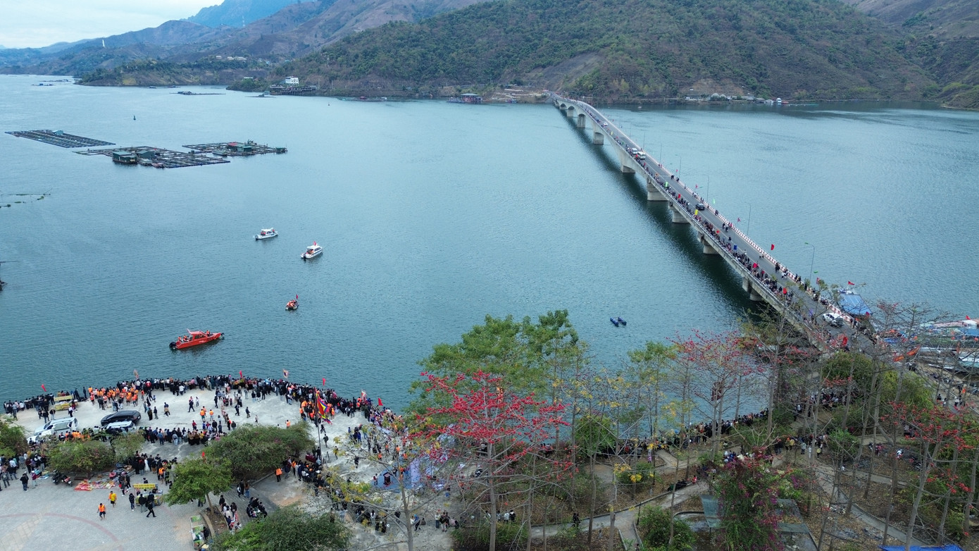 Lễ hội đã thu hút 280 vận động viên của 10 đội đến từ các xã, thị trấn của huyện Quỳnh Nhai, huyện Mường La (tỉnh Sơn La) và đội thi của thị xã Mường Lay (tỉnh Điện Biên).