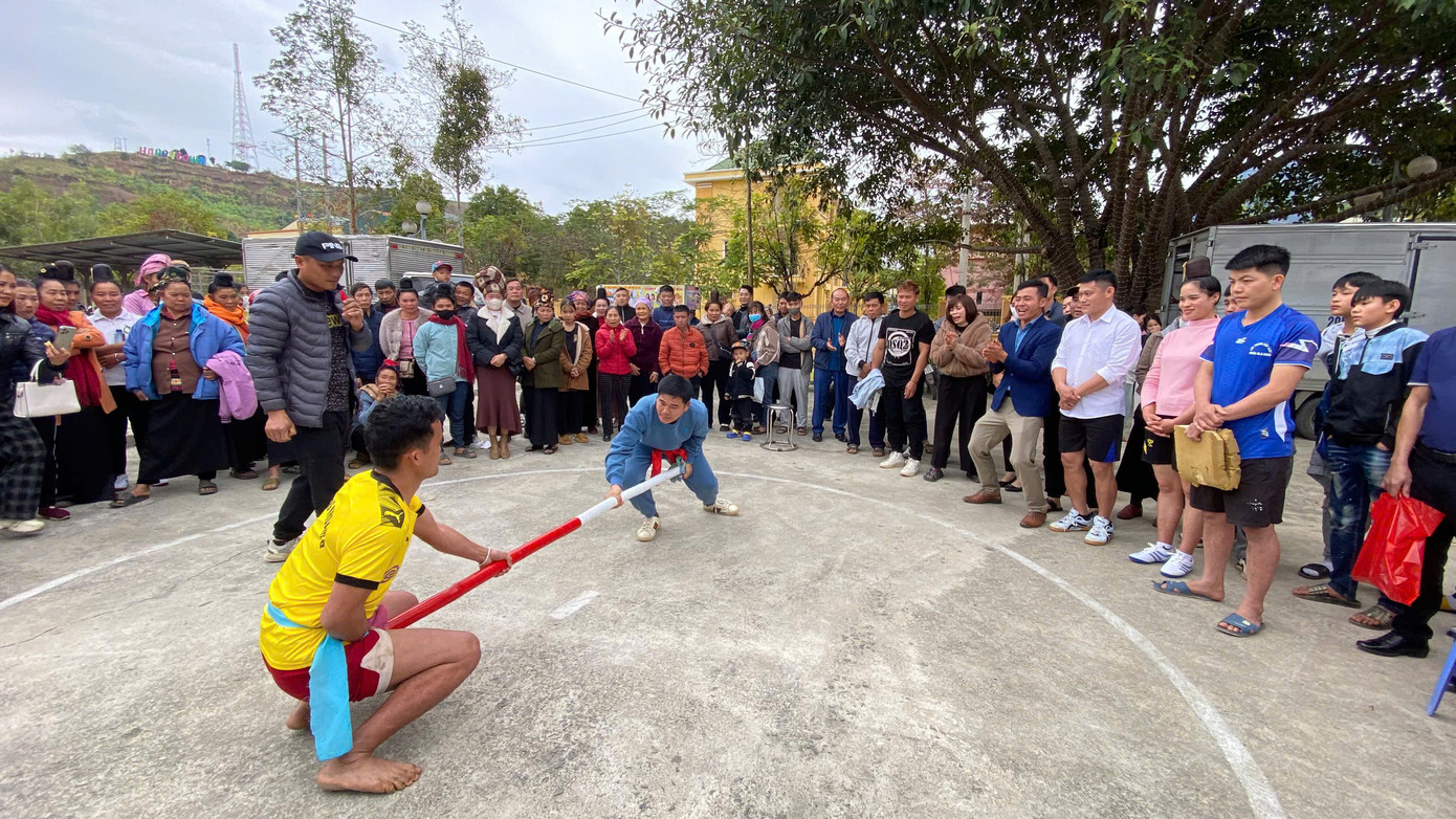 Ngoài ra, người dân thi đấu thể thao kéo co, đẩy gậy, cà kheo, tung còn, tó má lẹ.