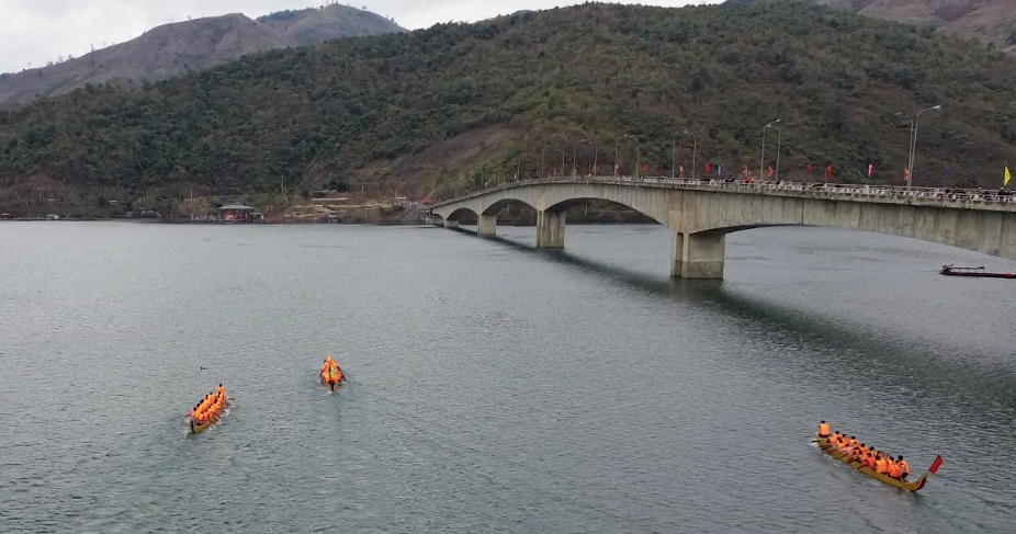 Các đội thi đấu ở 2 nội dung: Đồng đội nam, đồng đội nam - nữ phối hợp thi đấu cự ly 1.500 m. Thuyền đua là thuyền độc mộc hình đuôi én được làm bằng thân một cây gỗ.