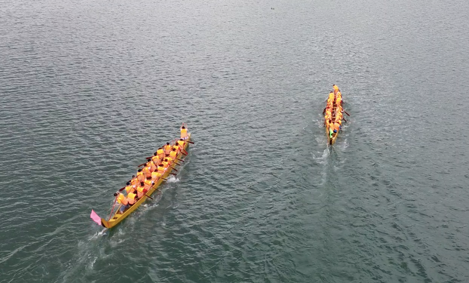 Các đội thi đấu ở 2 nội dung: Đồng đội nam, đồng đội nam - nữ phối hợp thi đấu cự ly 1.500 m. Thuyền đua là thuyền độc mộc hình đuôi én được làm bằng thân một cây gỗ.