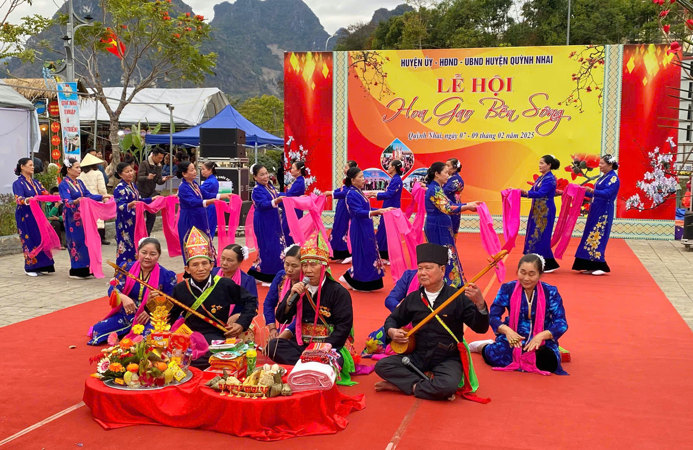 Lễ hội đua thuyền truyền thống là hoạt động trong Tuần lễ Văn hóa, Thể thao và Du lịch huyện Quỳnh Nhai năm 2025, diễn ra từ ngày 7 đến 9/2, với chuỗi hoạt động như Chương trình nghệ thuật Quỳnh Nhai - Bừng sáng miền di sản, thi trưng bày mâm cỗ cổ truyền Tết Nguyên đán, thi trình diễn trang phục các dân tộc, thi giới thiệu không gian văn hóa các dân tộc huyện Quỳnh Nhai, triển lãm ảnh đẹp du lịch Quỳnh Nhai và lễ hội mùa hoa Gạo bên sông, hoạt động tái hiện không gian văn hóa các dân tộc…