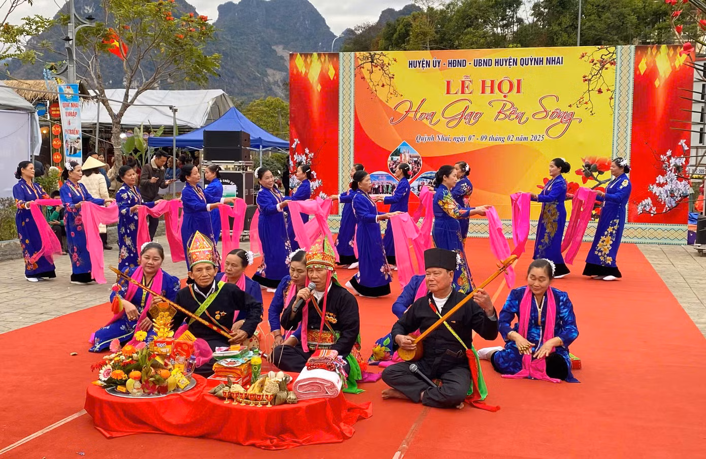 Lễ hội đua thuyền truyền thống là hoạt động trong Tuần lễ Văn hóa, Thể thao và Du lịch huyện Quỳnh Nhai năm 2025, diễn ra từ ngày 7 đến 9/2, với chuỗi hoạt động như Chương trình nghệ thuật Quỳnh Nhai - Bừng sáng miền di sản, thi trưng bày mâm cỗ cổ truyền Tết Nguyên đán, thi trình diễn trang phục các dân tộc, thi giới thiệu không gian văn hóa các dân tộc huyện Quỳnh Nhai, triển lãm ảnh đẹp du lịch Quỳnh Nhai và lễ hội mùa hoa Gạo bên sông, hoạt động tái hiện không gian văn hóa các dân tộc… Lễ hội đua thuyền truyền thống là hoạt động trong Tuần lễ Văn hóa, Thể thao và Du lịch huyện Quỳnh Nhai năm 2025, diễn ra từ ngày 7 đến 9/2, với chuỗi hoạt động như Chương trình nghệ thuật Quỳnh Nhai - Bừng sáng miền di sản, thi trưng bày mâm cỗ cổ truyền Tết Nguyên đán, thi trình diễn trang phục các dân tộc, thi giới thiệu không gian văn hóa các dân tộc huyện Quỳnh Nhai, triển lãm ảnh đẹp du lịch Quỳnh Nhai và lễ hội mùa hoa Gạo bên sông, hoạt động tái hiện không gian văn hóa các dân tộc…
