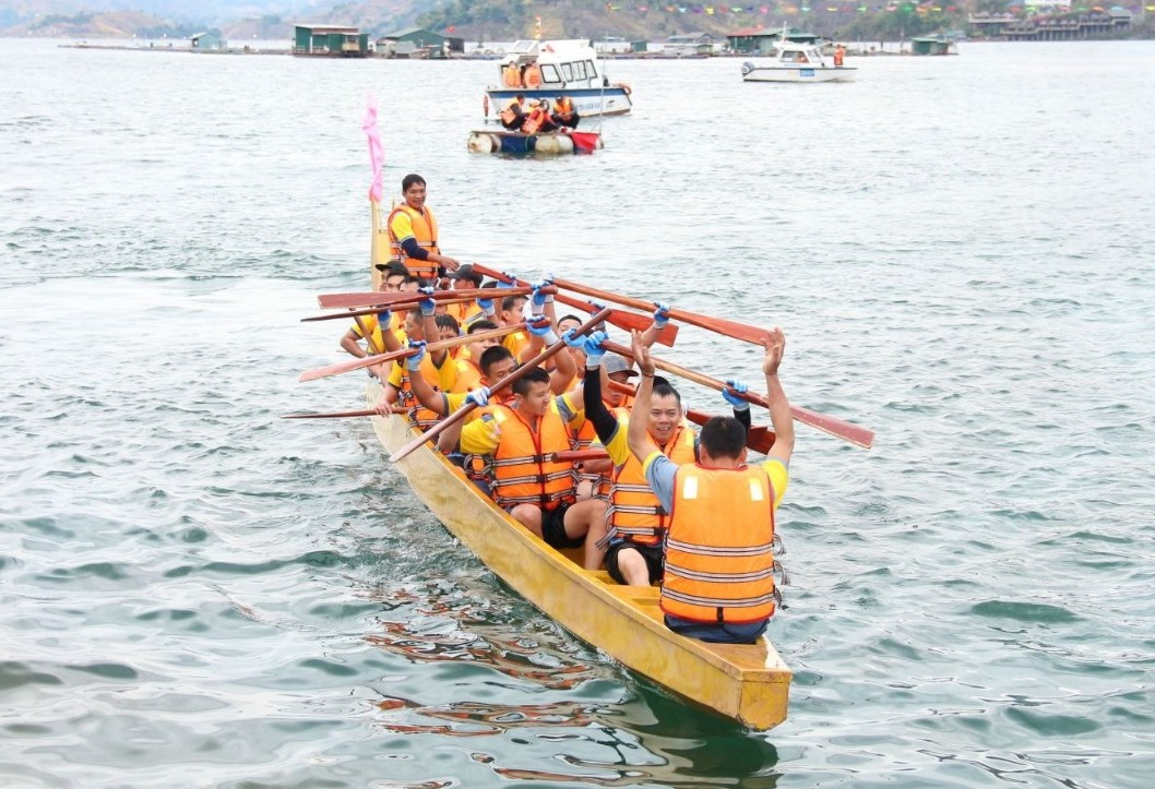 “Lễ hội đua thuyền truyền thống góp phần giữ gìn và phát huy giá trị truyền thống văn hóa tốt đẹp của cư dân sinh sống vùng ven hồ thủy điện Sơn La. Lễ hội tạo sân chơi bổ ích, tăng cường sự hiểu biết, giao lưu, đoàn kết đồng bào các dân tộc anh em trong và ngoài tỉnh, mang đến khí thế hào hứng, phấn khởi, hy vọng về một năm may mắn, an lành và thành công”, bà Duyên nhấn mạnh. Trong ảnh là niềm vui của đội về đích.