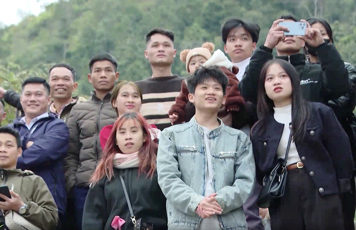 Trong không khí hứng khởi của những ngày đầu xuân năm mới, nhân dân và du khách đổ về khu vực tổ chức lễ hội đua thuyền mỗi lúc một đông hơn, tạo không khí vô cùng sôi động, náo nhiệt.