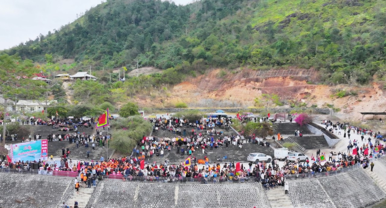 Trong không khí hứng khởi của những ngày đầu xuân năm mới, nhân dân và du khách đổ về khu vực tổ chức lễ hội đua thuyền mỗi lúc một đông hơn, tạo không khí vô cùng sôi động, náo nhiệt.