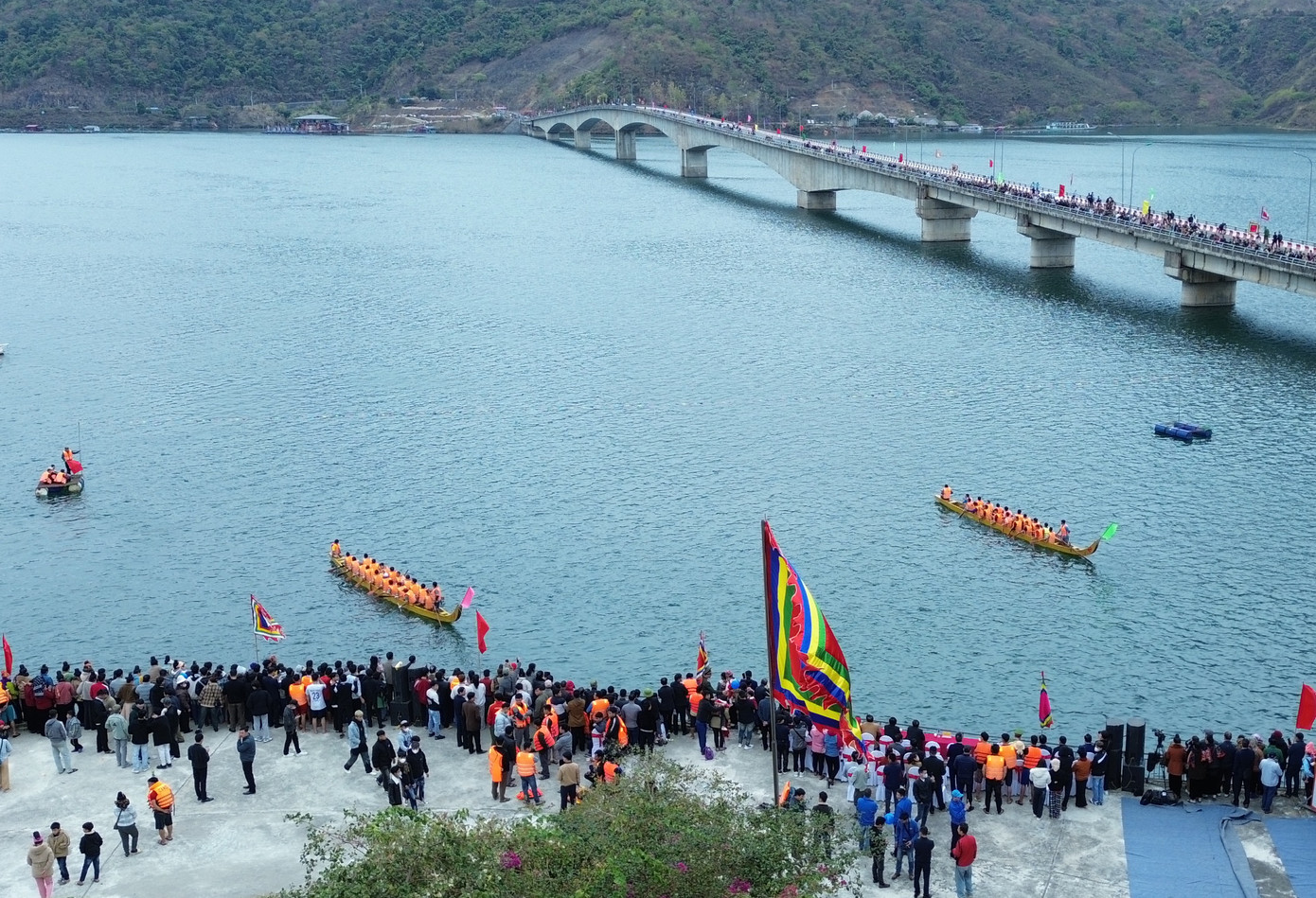 Bà Lương Thị Duyên, Phó Chủ tịch UBND huyện Quỳnh Nhai cho biết lễ hội Đua thuyền truyền thống hàng năm gắn với phát triển du lịch văn hóa tâm linh, du lịch sinh thái cho hơn 10.000 ha mặt nước sông Đà qua Sơn La và lòng hồ thủy điện Sơn La.