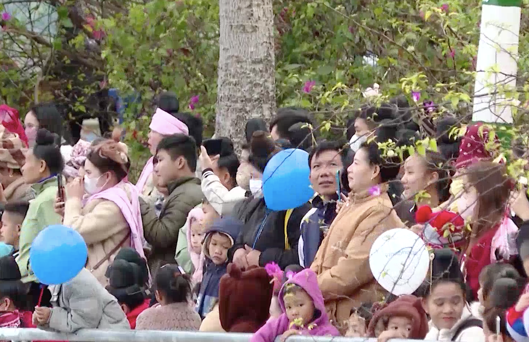 Trong không khí hứng khởi của những ngày đầu xuân năm mới, nhân dân và du khách đổ về khu vực tổ chức lễ hội đua thuyền mỗi lúc một đông hơn, tạo không khí vô cùng sôi động, náo nhiệt.