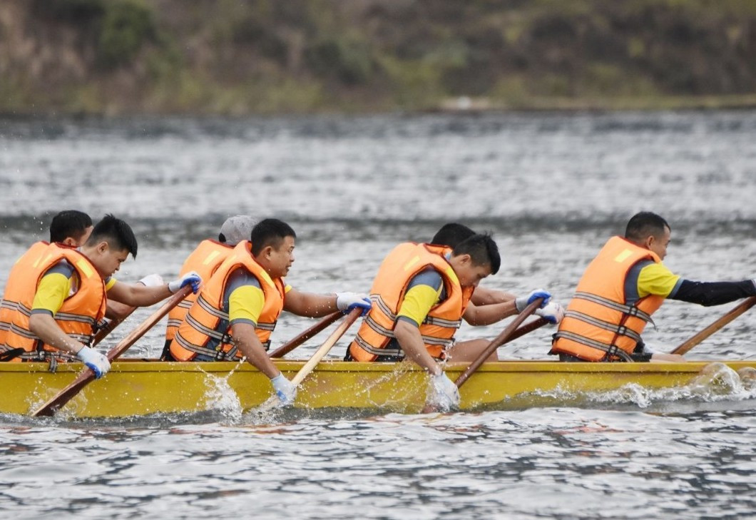 Các vận động viên phần lớn đã tham gia ở các giải đua thuyền những năm trước nên có kinh nghiệm, kỹ năng điều khiển thuyền đuôi én điêu luyện, tạo ra cuộc đua hấp dẫn.
