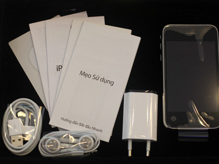 Các mẫu iPhone 3GS 8GB chính hãng mới được bảo hành toàn cầu. Ảnh: Tuấn Anh.