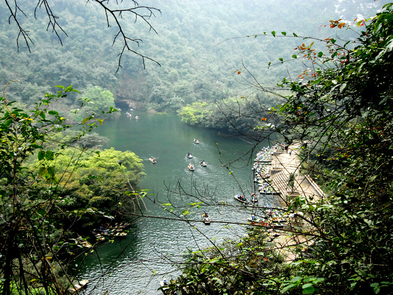 Quang cảnh Tràng An nhìn từ đền Trần. Quang cảnh Tràng An nhìn từ đền Trần