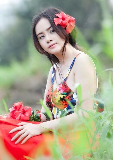 Tháng 8, Cục Nghệ thuật Biểu diễn yêu cầu tạm dừng cấp phép biểu diễn, kể cả trong quán bar cho Bà Tưng do thời gian qua nhân vật này đã tung ra nhiều hình ảnh phản cảm và gây ý kiến trái chiều trong công luận. Sau thời gian dài bị cấm diễn, Bà Tưng gây bất ngờ khi những hình ảnh phẫu thuật thẩm mỹ tại Hà Nội của cô được đăng tải rộng rãi. 