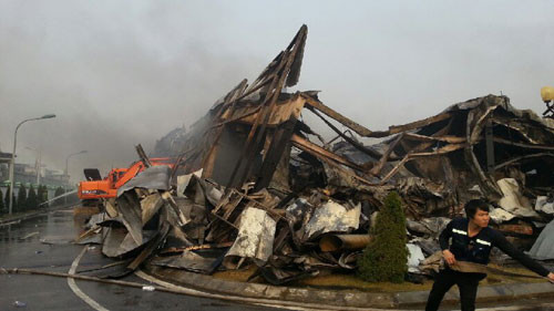 Đám cháy xảy vào lúc giao ca khiến hàng trăm người hoảng loạn. Ảnh: Bá Đô