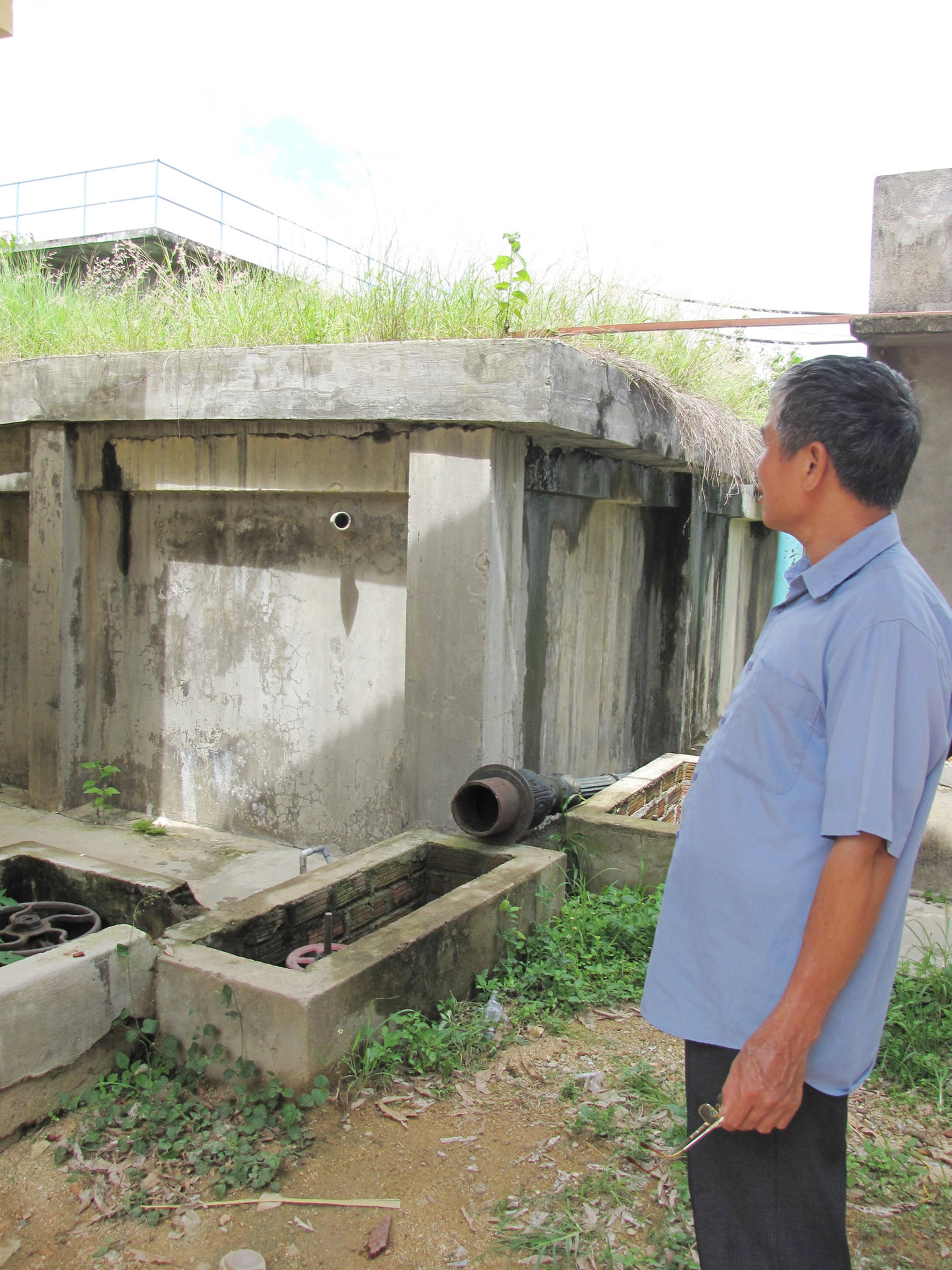 Bể nước cấp cho thị trấn Kông Chro, song dân không dám dùng