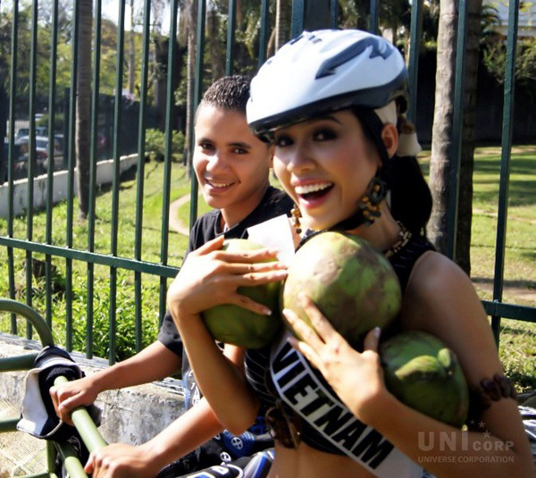 Hoàng My thi đua xe đạp cùng các thí sinh Hoa hậu Hoàn vũ 