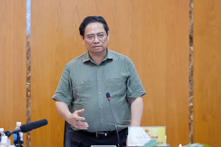 Thủ tướng Phạm Minh Chính làm việc với các bộ, ngành, địa phương về công tác khắc phục hậu quả thiên tai. Ảnh: VGP/Nhật Bắc