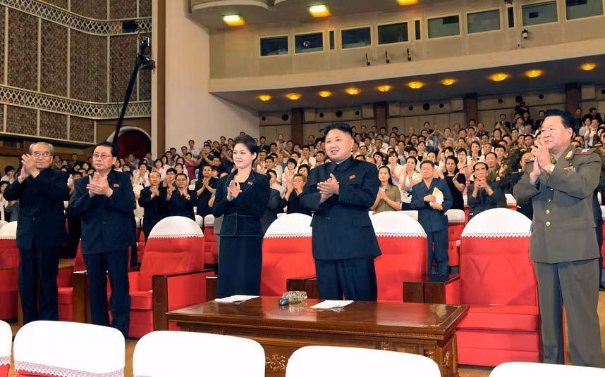 Người phụ nữ trẻ xuất hiện bên cạnh ông Kim Jong Un trong thời gian gần đây chính là đệ nhất phu nhân CHDCND Triều Tiên