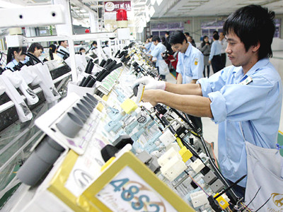 Lắp ráp hệ thống dẫn điện cho ô tô. Ảnh: Mạnh Hùng. Lắp ráp hệ thống dẫn điện cho ô tô Ảnh: Mạnh Hùng