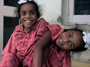 Cùng nhau cười thật tươi khi chụp ảnh 