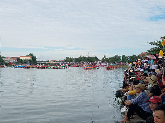 Tưng bừng lễ hội đua thuyền trên quê hương Đại Tướng ảnh 2