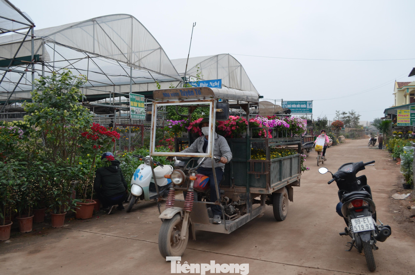 Xe lam cũng là phương tiện phổ biến mà người dân dùng để vận chuyển.