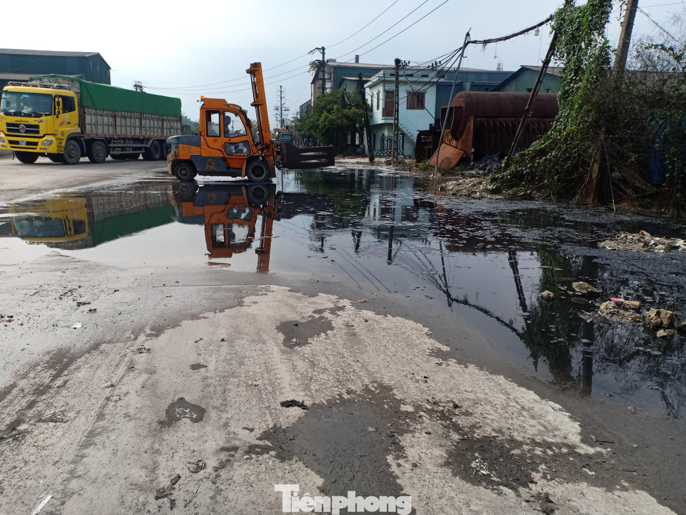 Ghi nhận của PV Tiền Phong vào ngày 27/4 cho thấy, các đường ống dẫn nước thải trực tiếp đổ xuống sông Ngũ Huyện Khê hầu hết dừng hoạt động. Tuy nhiên, khi đi vào trong khu vực đường nội khu thì nước thải dềnh lên lênh láng, kèm mùi xú uế.