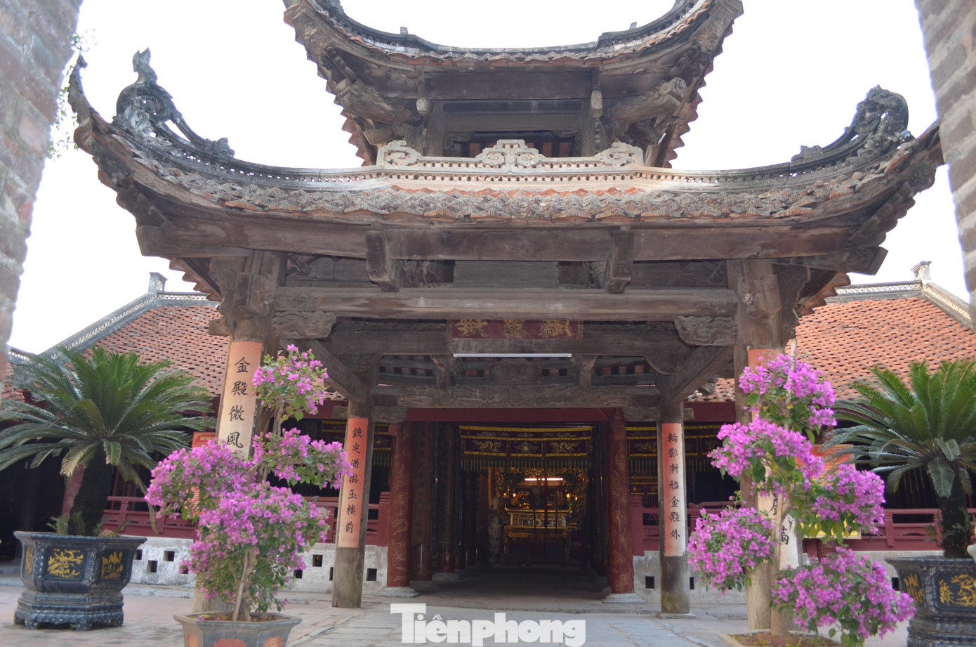 Phương đình của đền là tòa nhà 2 tầng 8 mái