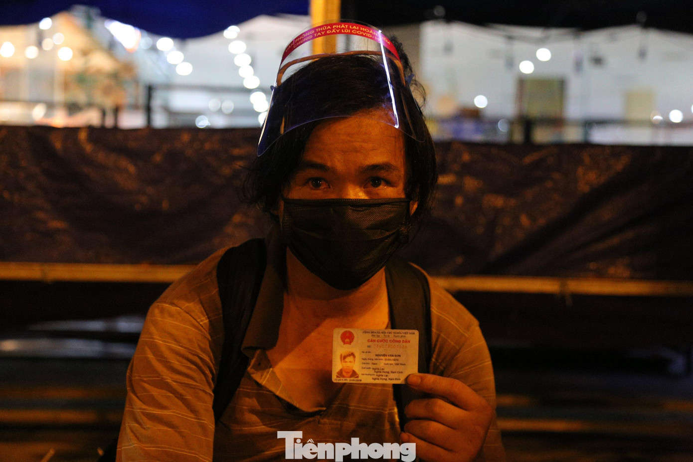 "Ngay hôm đó, tôi thanh toán trả phòng trọ để lấy tiền phòng thân. Hiện giờ trong túi, chúng tôi chỉ còn hơn một trăm nghìn đồng. Nếu không thể về quê, không biết bố con tôi sẽ sống ra sao những ngày tới…?”, anh Sơn buồn bã nói và đưa chứng minh nhân dân ra để xác thực những lời nói của mình.