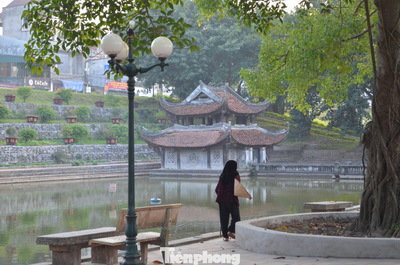 Trước đền có thủy đình nằm trong hồ bán nguyệt. Đây là nơi hàng năm có tổ chức múa rối nước khi tổ chức lễ hội.