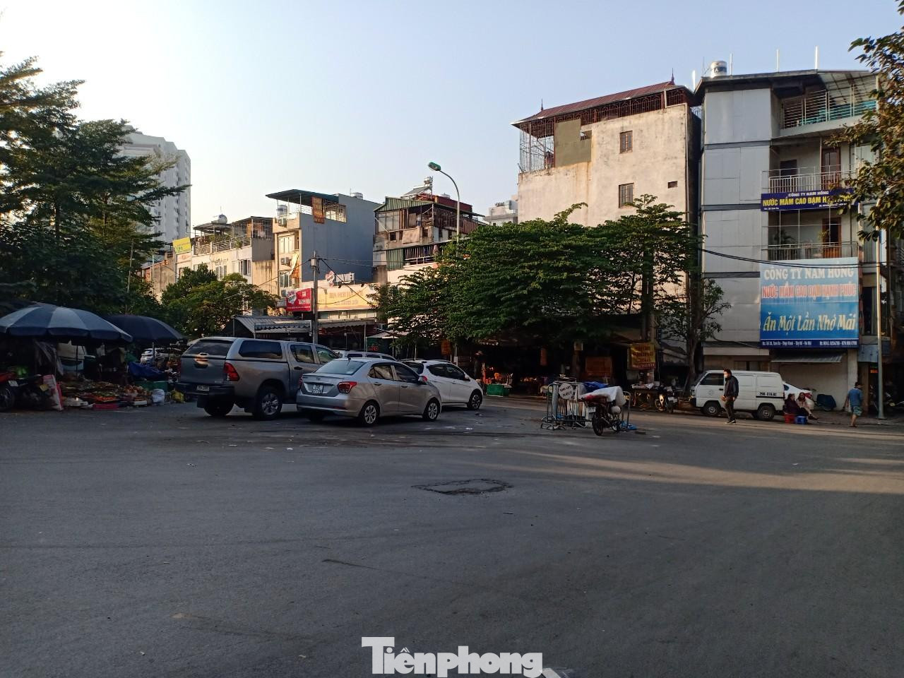 Có thời điểm, ô tô không thể đi qua. Trong ảnh: Nhiều phương tiện phải dừng đỗ tại đoạn đầu đi vào khu vực này, gây phiền hà cho việc đi lại của người dân quanh khu vực.