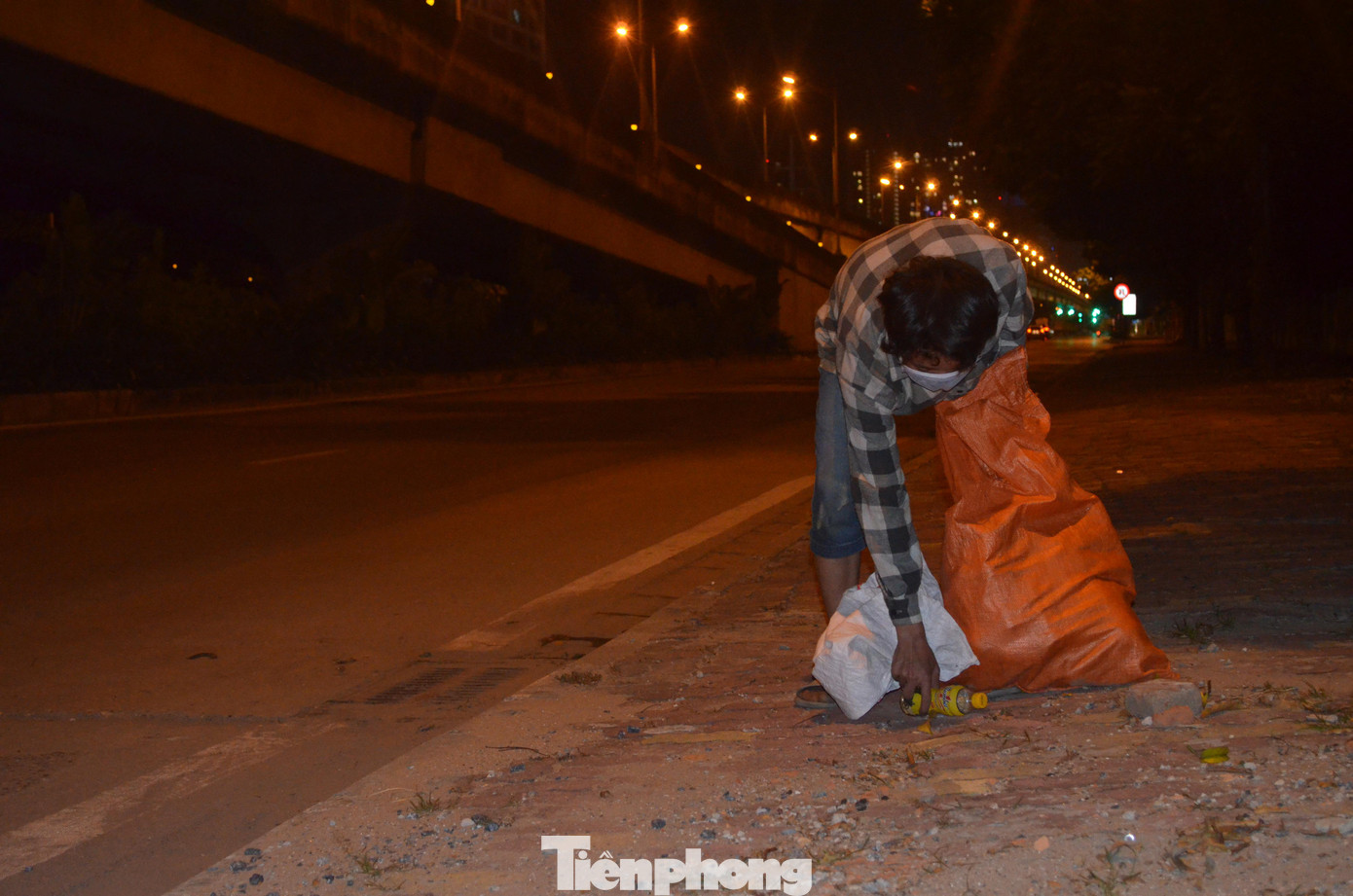 Đạt cho biết, nhà nghèo, mẹ bị bệnh tật liên miên, không lao động nặng được. Đạt bỏ học sớm để đi làm phụ hồ kiếm tiền nuôi mẹ. Mới đây, em làm cốt pha cho một nhà chủ ở tỉnh Hưng Yên. Do dịch bệnh, công việc không được thuận lợi, Đạt tính đi về nhà ở huyện Mai Châu (Hòa Bình) nhưng do không thông thuộc đường, Đạt lạc lên Hà Nội đúng vào thời điểm giãn cách xã hội.