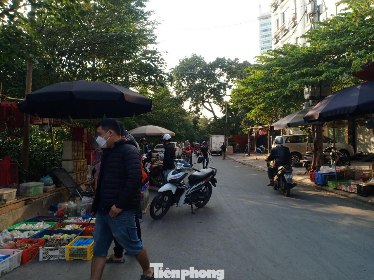 Khảo sát của PV Tiền Phong cho thấy, khu vực bạn đọc phản ánh nằm ở vị trí từ số nhà 36 dốc Tam Đa, kéo dài khoảng 400m rồi thông ra đường Văn Cao.