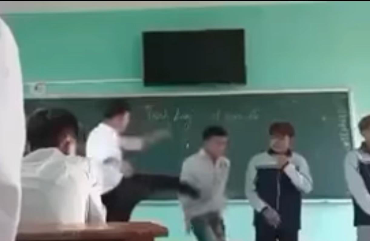 Giáo viên Khúc Xuân Hòa đá vào phần ngực của học sinh. Ảnh cắt từ clip trên mạng xã hội.