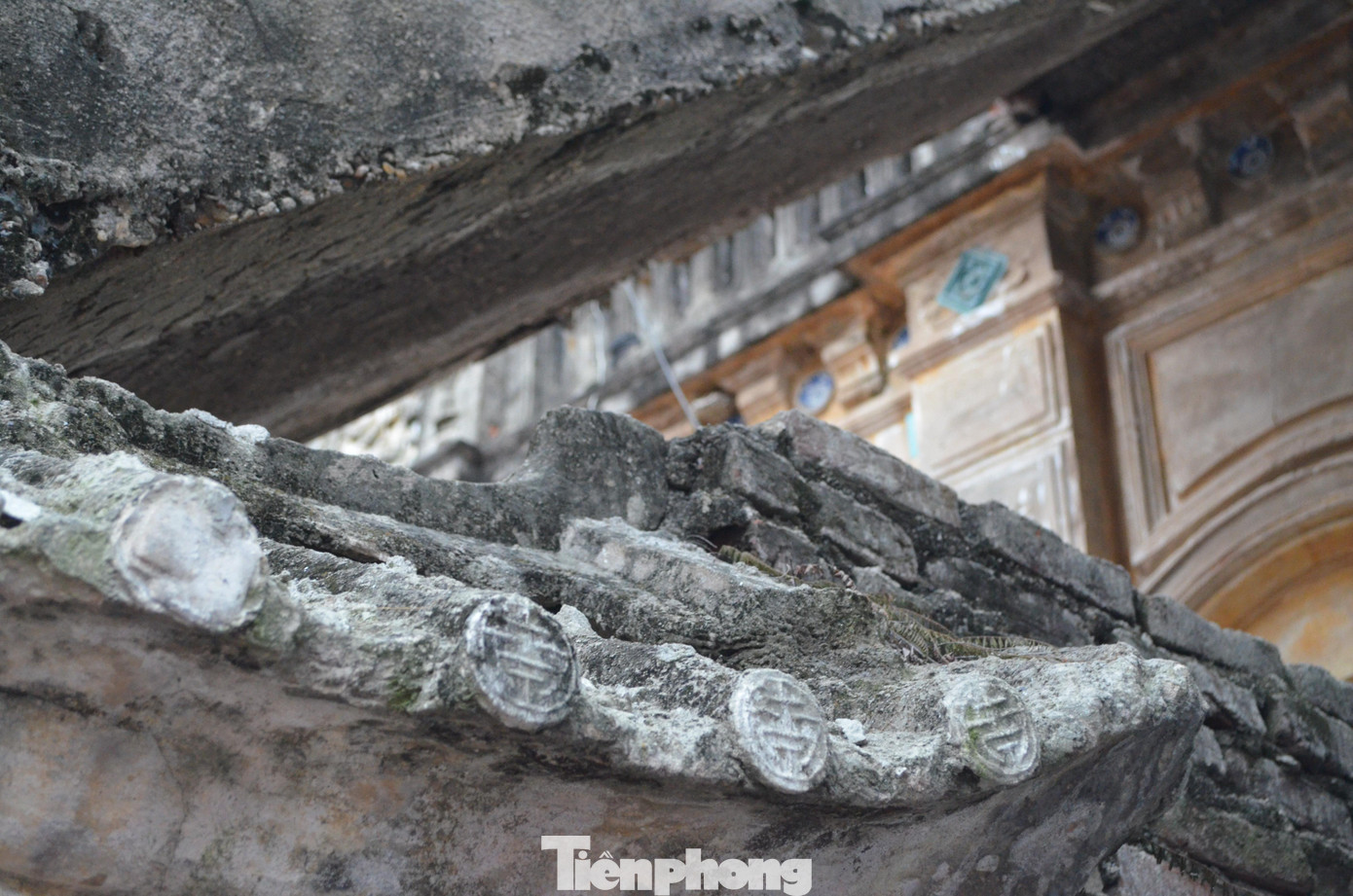 Khu vực tường bao nhà ông Sủng có nhiều họa tiết trang trí đã bạc màu cùng thời gian.