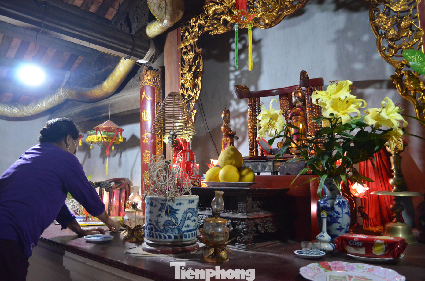 Phía tây đền Thượng là miếu Ban (thờ Thánh Mẫu)