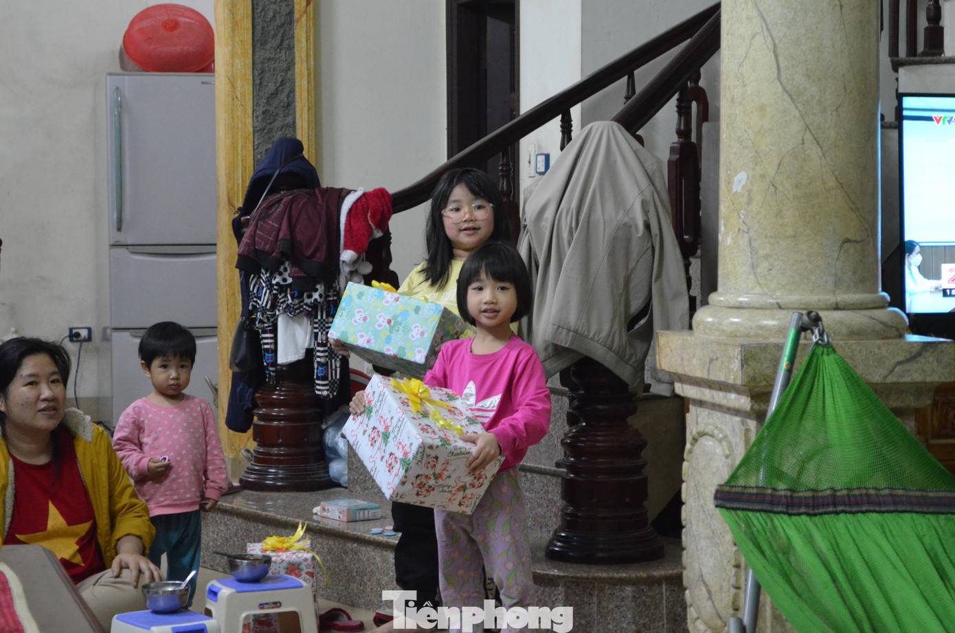 Cảm giác lưu luyến của các em nhỏ khi ông già Noel ra về.