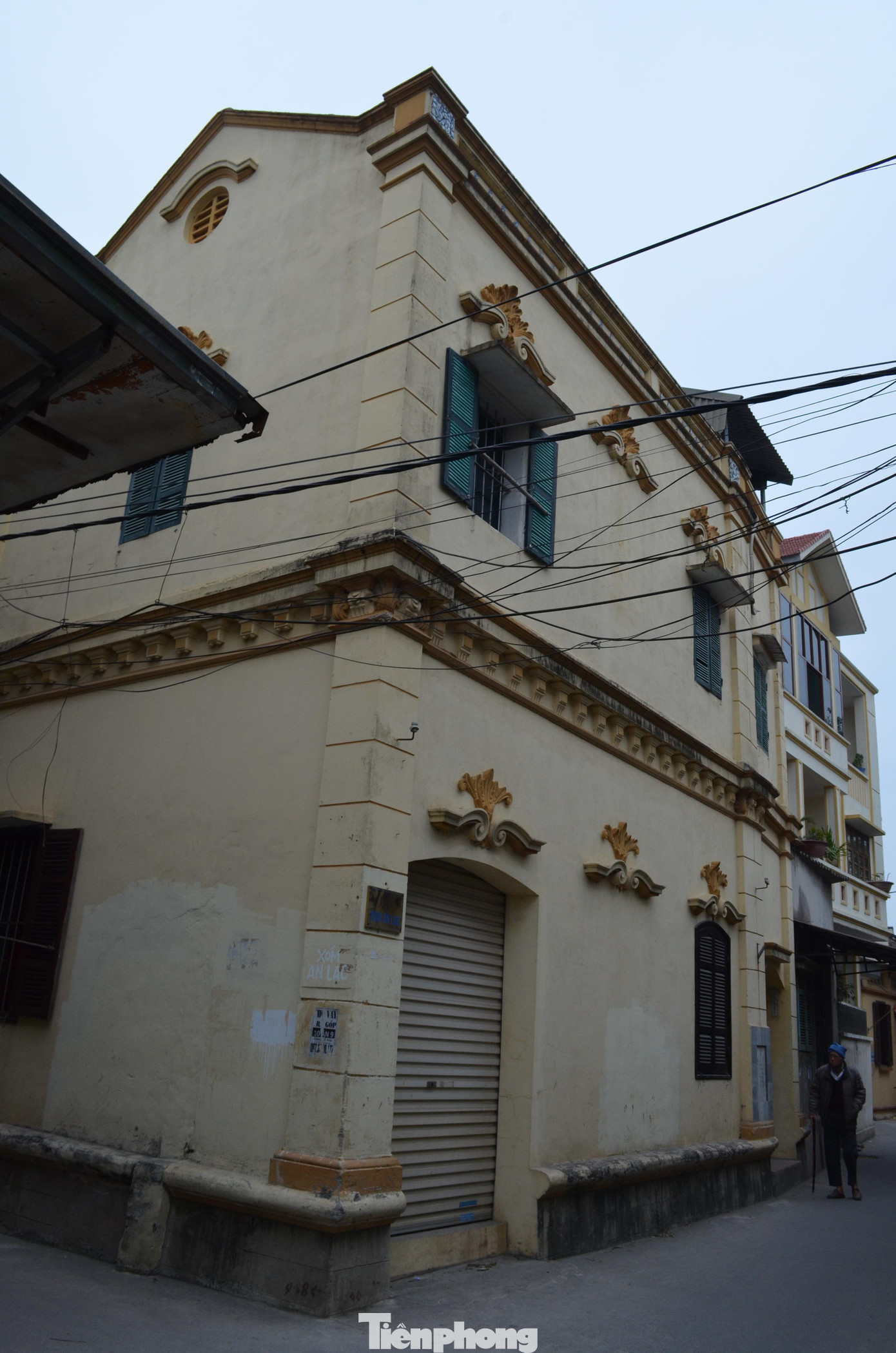 Ngay sau ngày Chủ tịch Hồ Chí Minh ra lời kêu gọi Toàn quốc kháng chiến (20/12/1946), Cự Đà trở thành “pháo đài” chặn địch của Tự vệ chiến đấu Hà Nội. Ngày 27/3/1947, ngay tại ngôi biệt thự này, 5 chiến sĩ thuộc trung đội 517, đại đội 3, Tự vệ chiến đấu Hà Nội đã quyết tử chống lại 200 quân lê dương Pháp. Kết thúc trận đánh, ta tiêu diệt được 57 tên địch, 3 chiến sĩ đã hy sinh oanh liệt.