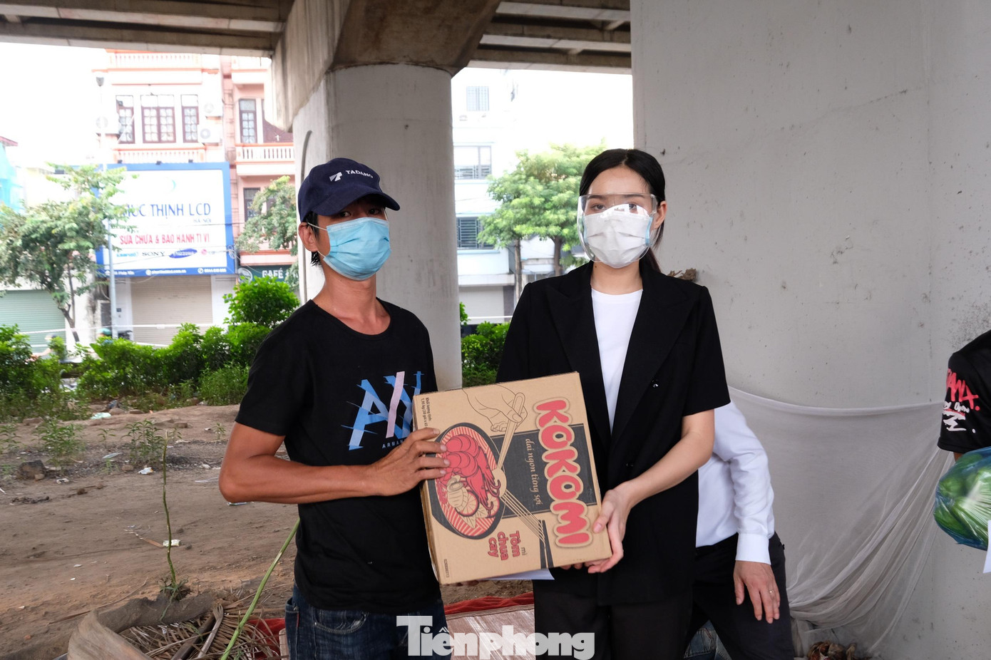 “Thực sự, những món quà mà báo Tiền Phong tặng rất cần thiết với chúng tôi thời điểm này. Thay mặt anh em ở đây, tôi xin gửi lời cảm ơn chân thành tới các anh, chị cán bộ, phóng viên của báo cùng hoa hậu Đỗ Thị Hà, xin cảm ơn các nhà hảo tâm đã đóng góp qua báo Tiền Phong để chúng tôi có những món quà này”, anh Tường, một lao động quê Điện Biên đang mắt kẹt tại đây nói.