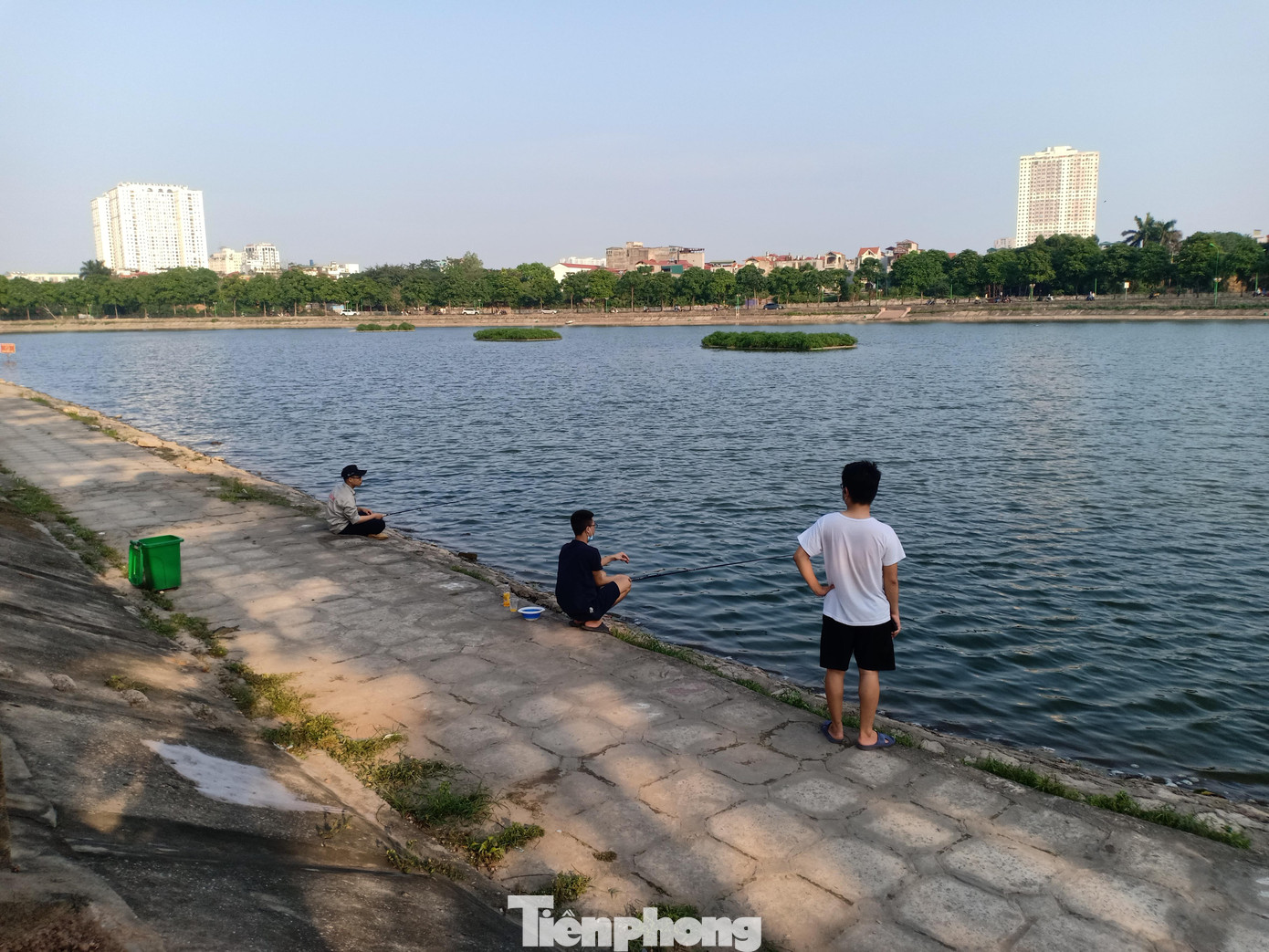 Ngoài việc người dân ngó lơ quy định phòng chống dịch của thành phố, nơi đây từ lâu đã biến thành địa bàn cho một số đối tượng tổ chức kinh doanh thu tiền dịch vụ câu cá cho những ai có nhu cầu.