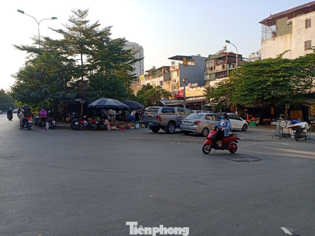 Đường dây nóng báo Tiền Phong mới nhận được phản ánh của bạn đọc về hiện tượng con đường cạnh dốc Tam Đa thuộc phường Thụy Khuê (quận Tây Hồ) bị biến thành chợ chim cảnh gây khó khăn cho sinh hoạt, đi lại của người dân sinh sống tại khu vực này.