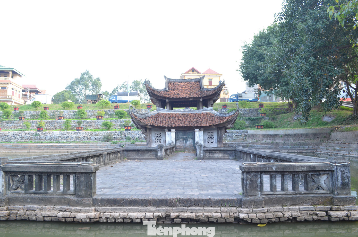 Thuỷ đình được dựng theo kiểu mái chồng từ thời Lê Trung Hưng (thế kỷ XVII) với nhiều bức chạm tinh vi trên gỗ.